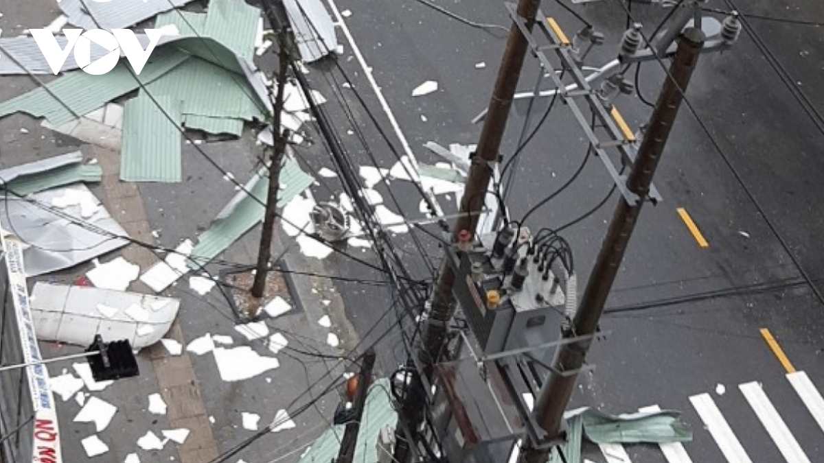 Photos show initial impact of Typhoon Molave on central Vietnam